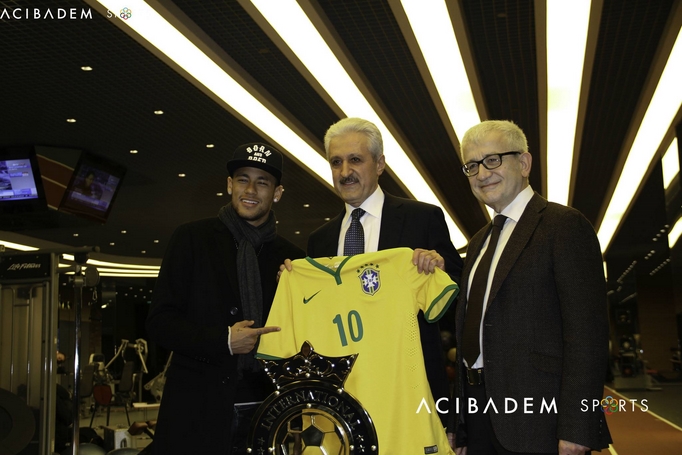 لاعب كرة القدم البرازيلي نيمار دا سيلفا  كان في زيارة مركز اجيبادم الرياضي الطبي